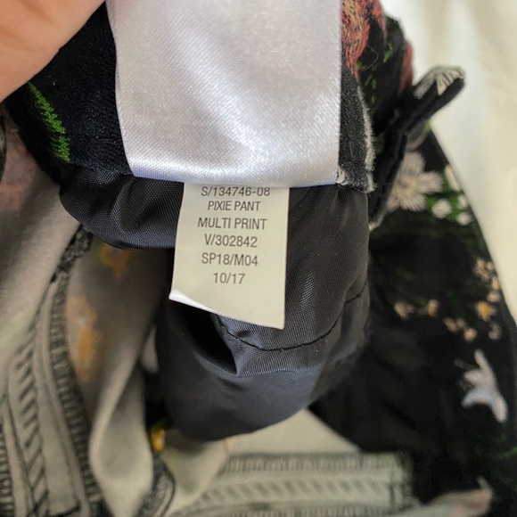 Old Navy PIXIE Women's Black Floral Fairy Garden Mid Rise Stretchy Pants 2-Tall - Picture 8 of 14